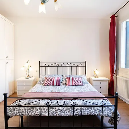 Ricco Di Comfort, Grande, Luminoso E Comodo Daire Venedik